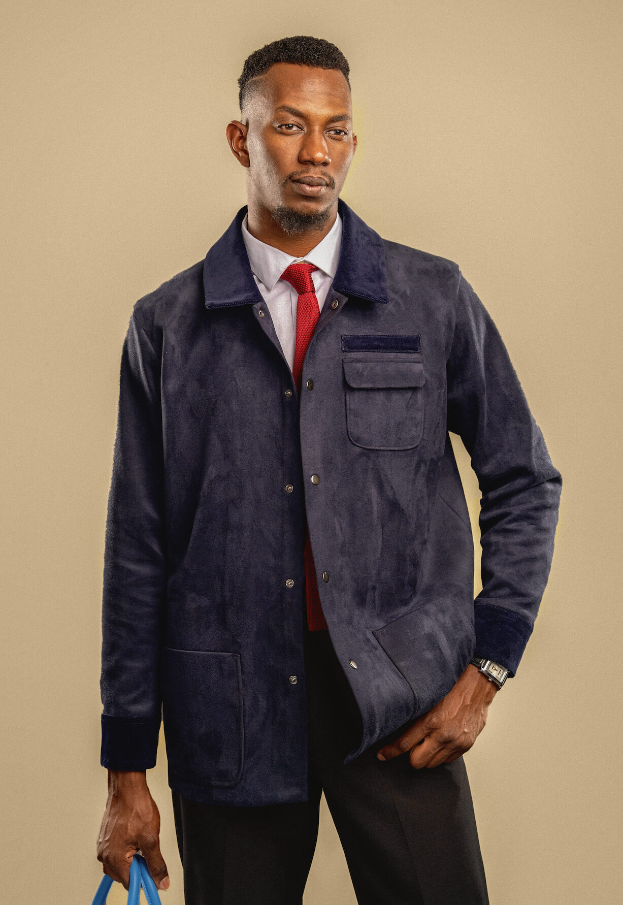 From work to weekend, the La Rue chore jacket is built for every moment. Crafted in vegan suede with corduroy accents, it delivers sharp tailoring and everyday ease in one versatile piece. Smart enough for the office, cool for the street.