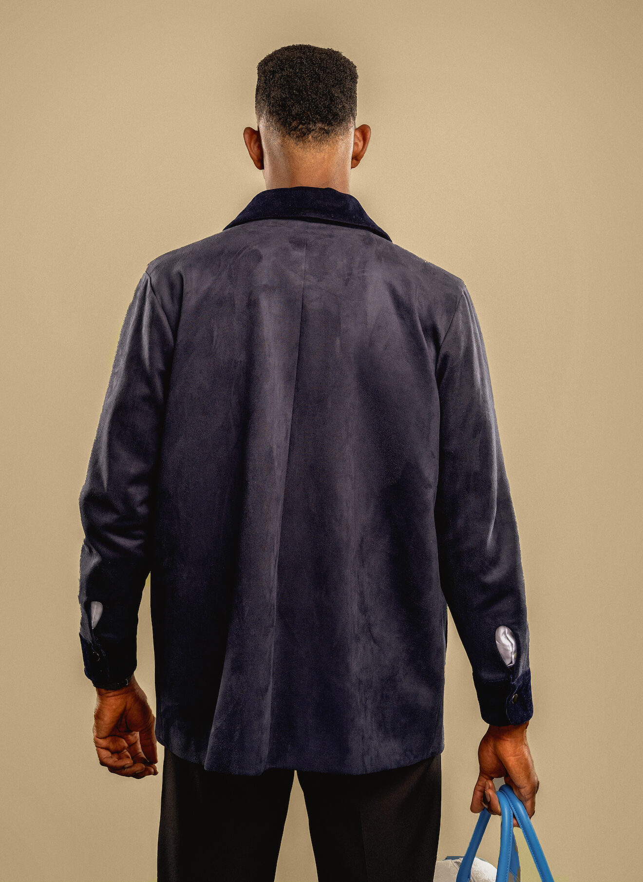 From work to weekend, the La Rue chore jacket is built for every moment. Crafted in vegan suede with corduroy accents, it delivers sharp tailoring and everyday ease in one versatile piece. Smart enough for the office, cool for the street.